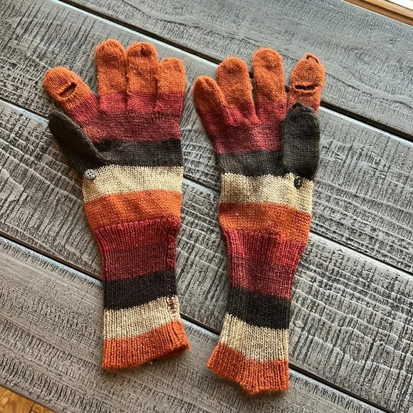 NWOT Women’s Prana Gloves Red Orange Brown Button hole thumb & finger accessible - Picture 3 of 3